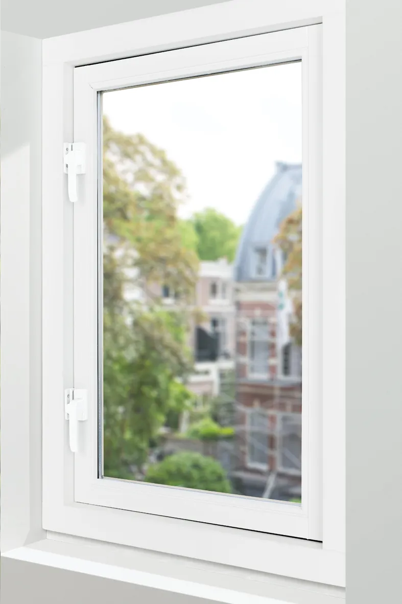 Axa 3327 raamboom wit opbouw, gemonteerd op wit kozijn in gesloten stand