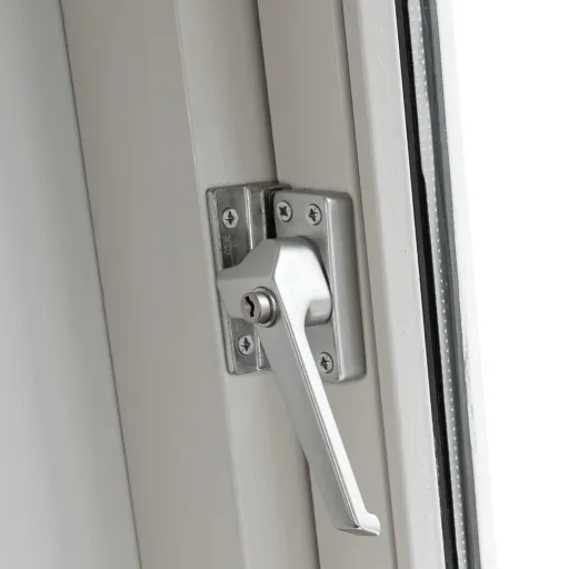 Axa 3319 raamboompje aluminium kleur F1, gemonteerd op wit kozijn in gesloten stand